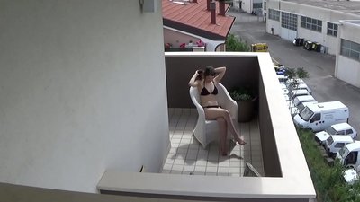 A fiatal szobatársam maszturbálását kémlelve az erkélyen...